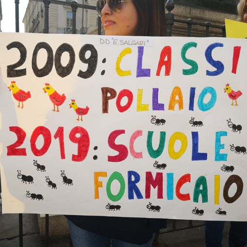&quot;No alle scuole formicaio&quot;: maestre e docenti della Salgari in presidio sotto il Comune di Torino (FOTO e VIDEO)