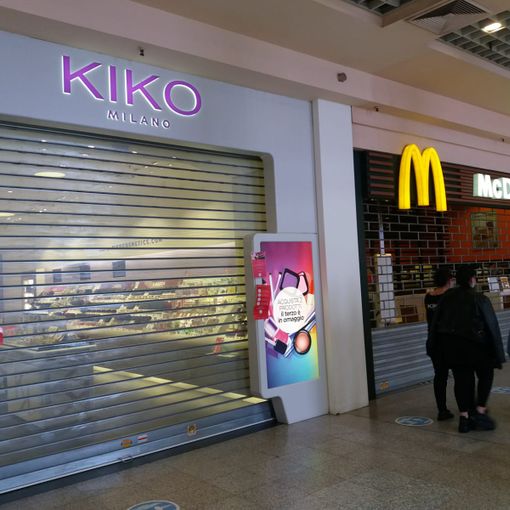 A Le Gru serrande abbassate per 15 minuti: &quot;Chiudiamo per poter riaprire anche nei weekend&quot; [FOTO]