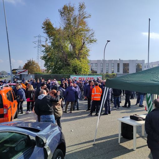 persone in presidio fuori da una fabbrica