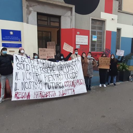 Protesta davanti al liceo 'Regina Margherita' di Torino: “Ripresa delle lezioni in condizioni inaccettabili”