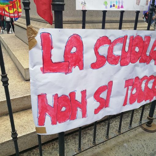 &quot;La scuola non si tocca&quot;: il personale delle scuole dell'infanzia protesta davanti al Comune di Torino