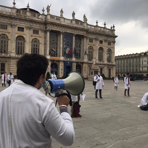 Scende in piazza la rabbia dei medici specializzandi: “Siamo lavoratori solo quando bisogna coprire i turni, pretendiamo rispetto” [FOTO e VIDEO]