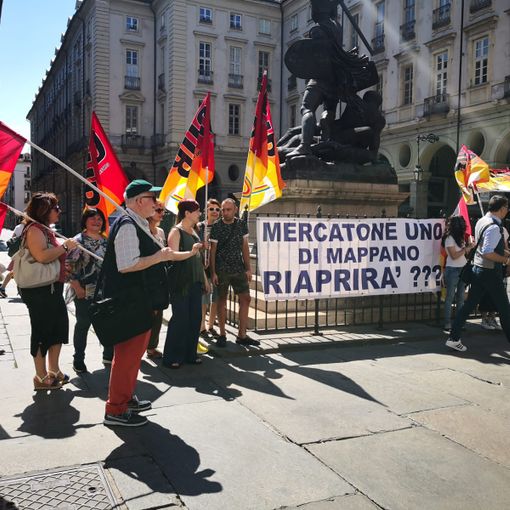 Mercatone Uno, presidio davanti al Comune di Torino dei lavoratori di Mappano: &quot;Riaprirà?&quot;