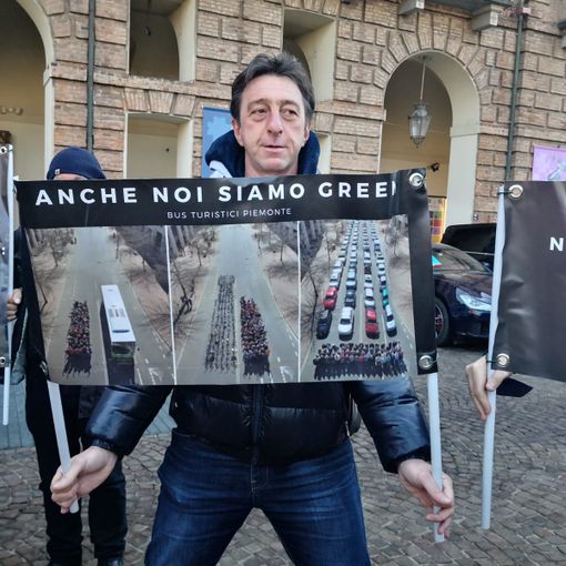 Niente gite e stop ai viaggi turistici, bus e Ncc fermi da due anni. In Piemonte cinquemila persone rischiano il lavoro [VIDEO]