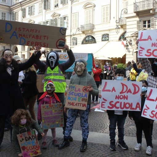 Sciopero della Dad, folla in piazza Carignano per chiedere la riapertura delle scuole: “Torniamo in aula” (VIDEO e FOTO)