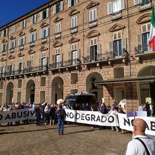 La rabbia dei &quot;no suk&quot; arriva davanti alla Prefettura