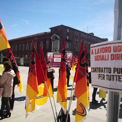 Infermieri ed Oss in protesta in piazza Castello: &quot;Illegittimo sospendere dal lavoro chi non si vaccina&quot;
