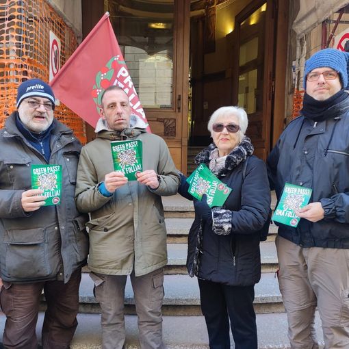 Protesta davanti alle poste: &quot;Vogliamo entrare anche senza green pass&quot;, ma vengono respinti [VIDEO]