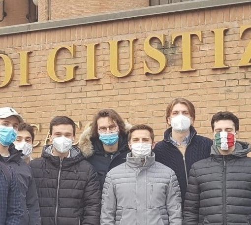 la protesta dei praticanti avvocati di fronte a Palazzo di Giustizia