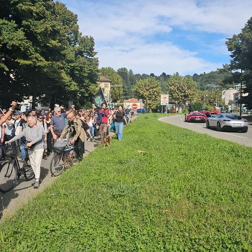 Corteo per &quot;fermare la devastazione del Meisino&quot;, contestato un gruppo di Ferrari