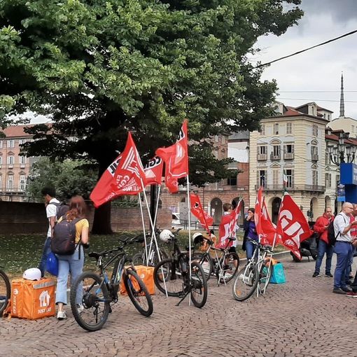 protesta sindacale rider con bici e bandiere