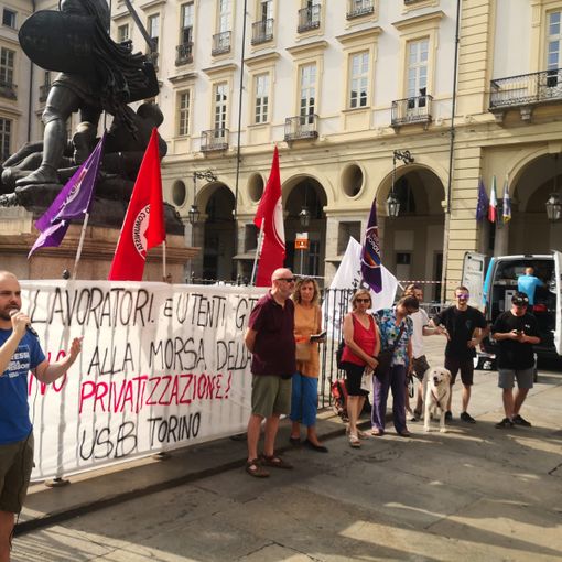 Protesta con bandiere in piazza Palazzo di Città