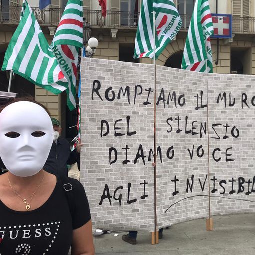 &quot;Basta, non siamo invisibili&quot;: sotto la Regione la protesta dei lavoratori delle Rsa [FOTO e VIDEO]