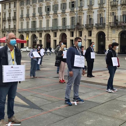 Insegnanti in piazza e a distanza di 2 metri: “A settembre come ripartiremo? Impossibile fare lezione così” [VIDEO]