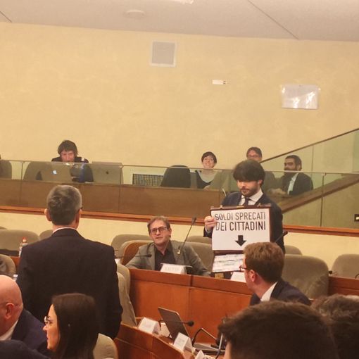 Città Salute di Novara, protesta in Regione del M5S: &quot;Valigetta piena di soldi per denunciare spreco di denaro pubblico&quot; [VIDEO]