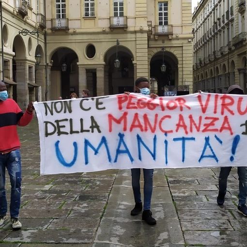 Torino, i senzatetto davanti al Comune di Torino alzano la voce: “Senza soluzioni non ce ne andiamo da qui”
