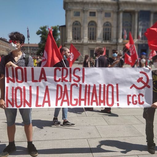 Protestano i Cobas a Torino: &quot;Governo tassi i ricchi per pagare la crisi&quot;