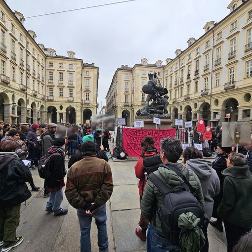 protesta davanti al Comune