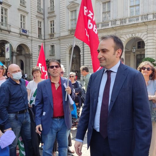 protesta sotto comune di torino