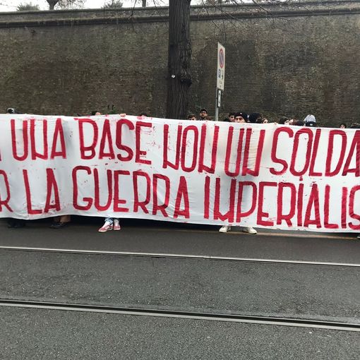 striscione manifestanti