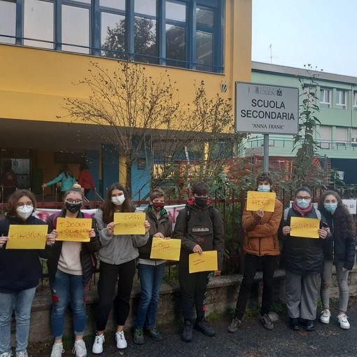 Collegno, i ragazzi protestano contro la didattica a distanza