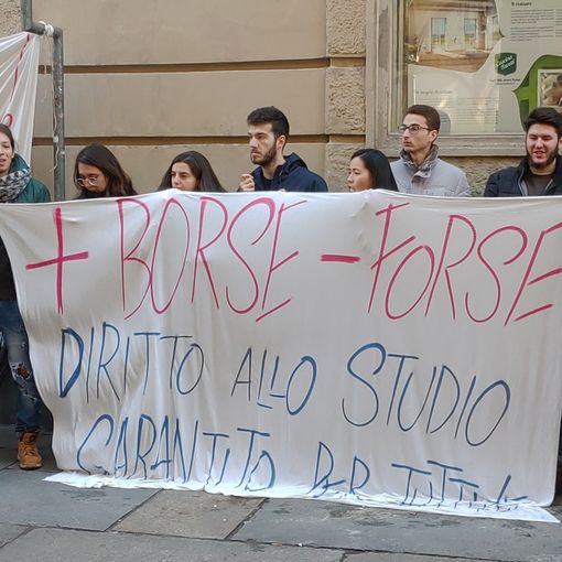 Diritto allo studio, gli universitari protestano davanti al Consiglio regionale (FOTO e VIDEO)