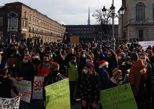 protesta degli studenti in piazza Castello