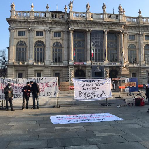 la protesta degli studenti universitari in centro a Torino