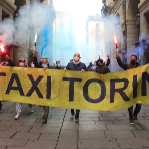 la protesta dei tassisti torinesi