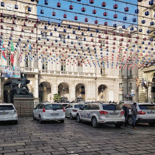 protesta taxi davanti al Comune