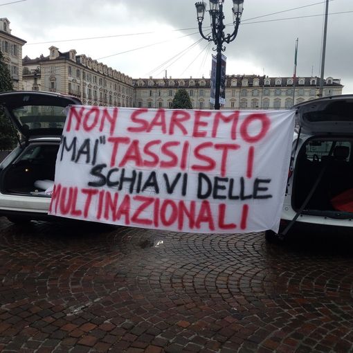 &quot;Mai schiavi delle multinazionali&quot;: la protesta dei taxisti davanti alla Prefettura