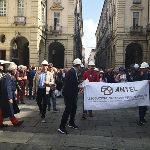 &quot;Appendino assuma altri tecnici&quot;: presidio dei lavoratori davanti al Comune di Torino