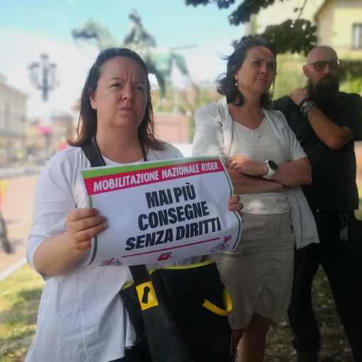 Uber Eats chiude in Italia, a Torino rider in protesta: &quot;Non abbiamo diritti e ammortizzatori sociali&quot;