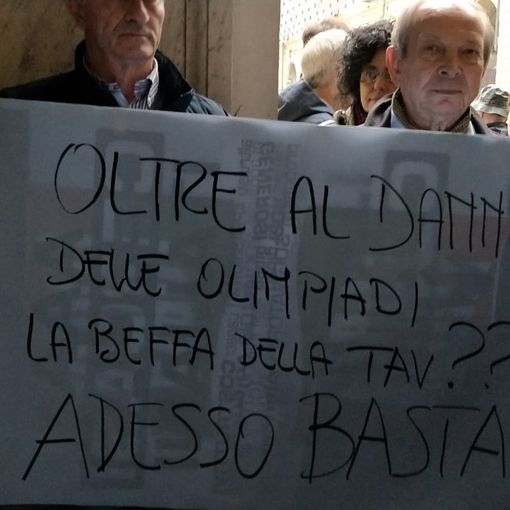 Torino, tensione sotto il Municipio: polizia si frappone tra i No Tav e i militanti di Forza Italia, favorevoli all'opera (VIDEO)
