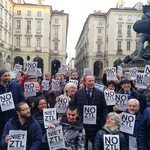 Ztl, l'incontro è per pochi: i contestatori si portano la sedia da casa e riempiono la piazza. Poi l'ambiente si scalda e tentano di entrare in Comune con la forza (VIDEO)