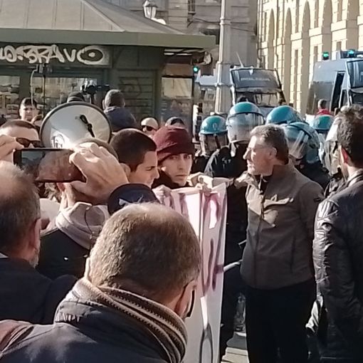 Rincari mense, in strada la protesta degli studenti universitari: &quot;A pagare siamo sempre noi&quot; [FOTO e VIDEO]
