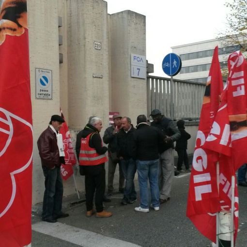 Pulizie industriali a Mirafiori: anche oggi i dipendenti manifestano fuori dai cancelli