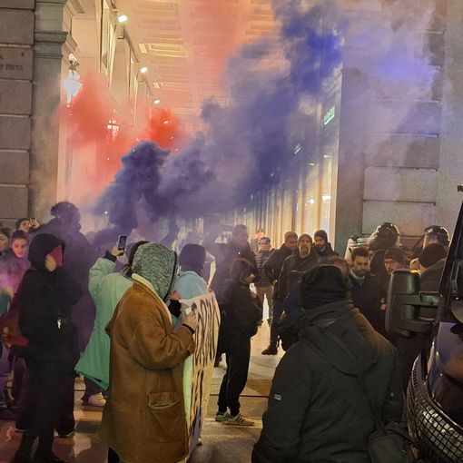 &quot;Vannacci, Vannacci sei il capo dei pagliacci&quot;: gli studenti dei Collettivi in corteo accolgono così l'arrivo del generale a Torino