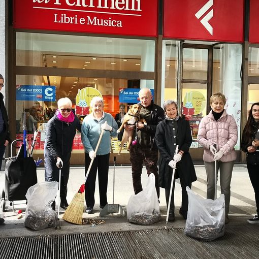 &quot;Il centro di Torino è un posacenere&quot;: volontari puliscono grata di piazza Cln, raccolti 5 mila mozziconi