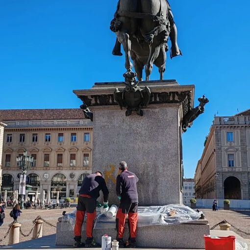 Spray e scritte: Torino ripulisce i suoi monumenti da vandali e sporcizia