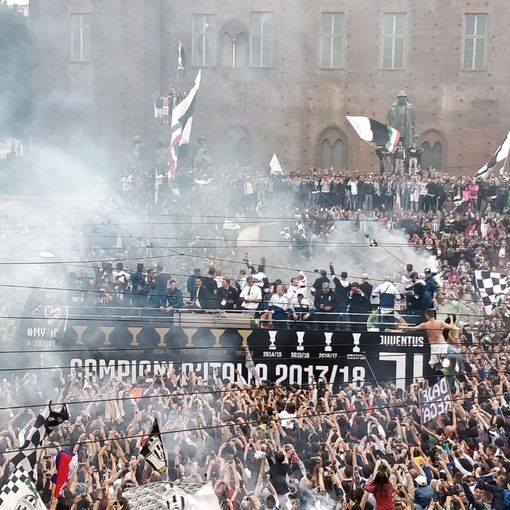 Migliaia in piazza ad accogliere la Juventus: i cori sono (quasi) tutti per Buffon (FOTO E VIDEO)