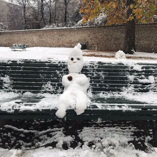 Nevicata in città, i torinesi tornano bambini: alla Tesoriera spuntano decine di pupazzi di neve [VIDEO e FOTO]