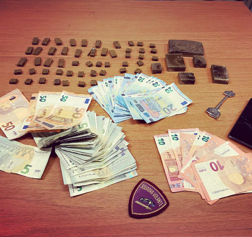 Agenti fuori servizio arrestano pusher al Valentino: nelle tasche oltre 340 grammi di hashish