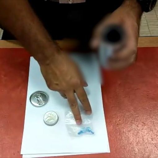 Consegnavano “a domicilio” droga nascosta in lattine, pacchi di alimenti e accendini: scoperta rete di pusher nel Torinese
