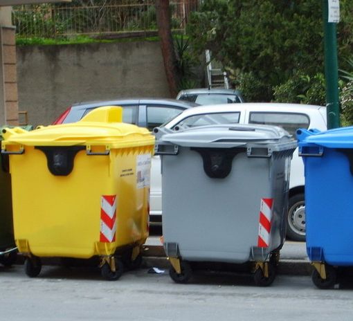 Raccolta rifiuti, colori uguali per i cassonetti della differenziata in Piemonte