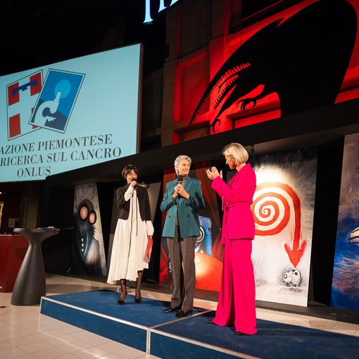 Persone sul palco per un'asta benefica