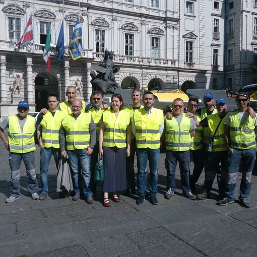 Torino, i politici diventano spazzini per un giorno