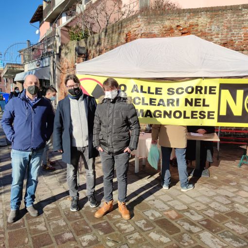 banchetto per la raccolta firme