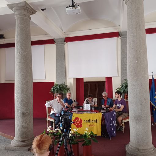 Raccolta firme da parte dei Radicali per sei proposte di legge