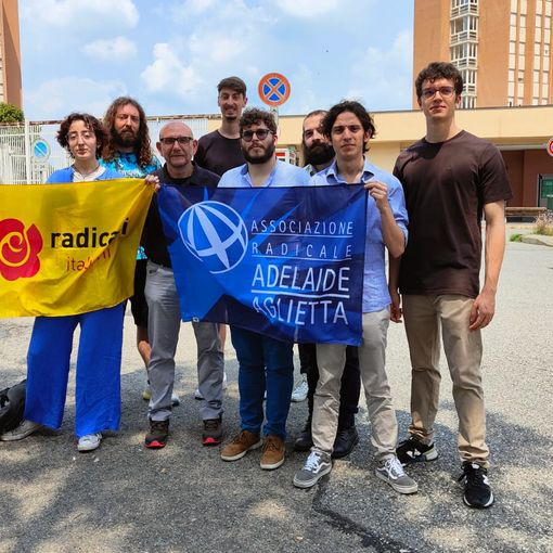 Attivisti fuori dalle Vallette